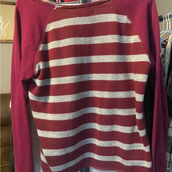 🍂 **Aéropostale Maroon Striped Back Sweatshirt**  
Size **Large - Picture 3 of 3
